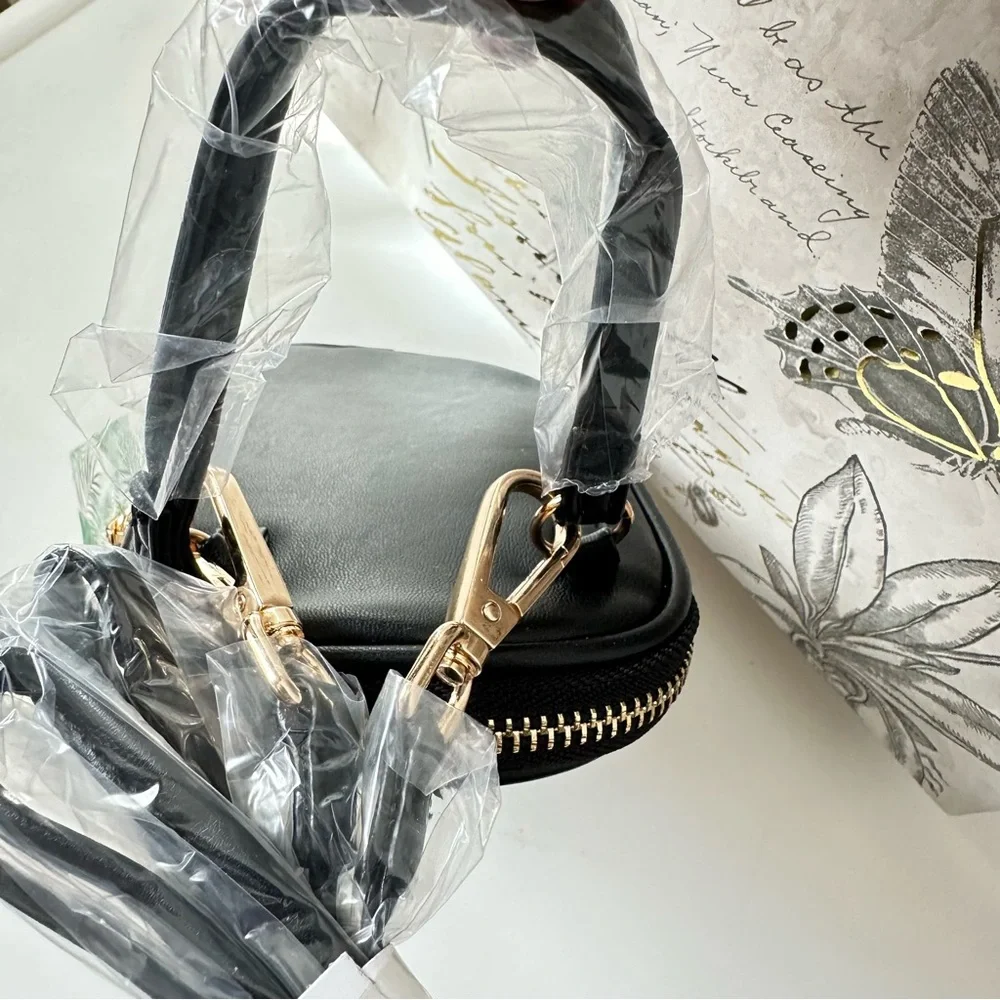 Badgley Mischka Oval Quilted Crossbody Phone Bag Black & Gold